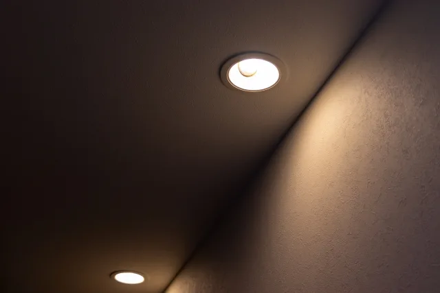 電球色で光るダウンライトの写真