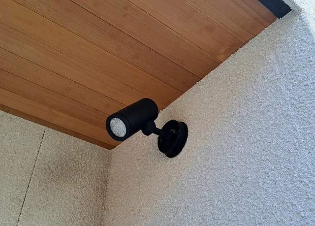 壁面に取り付けられた黒いスポットライト