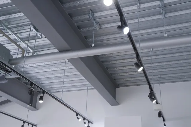 レールに取り付けられたスポットライトの写真